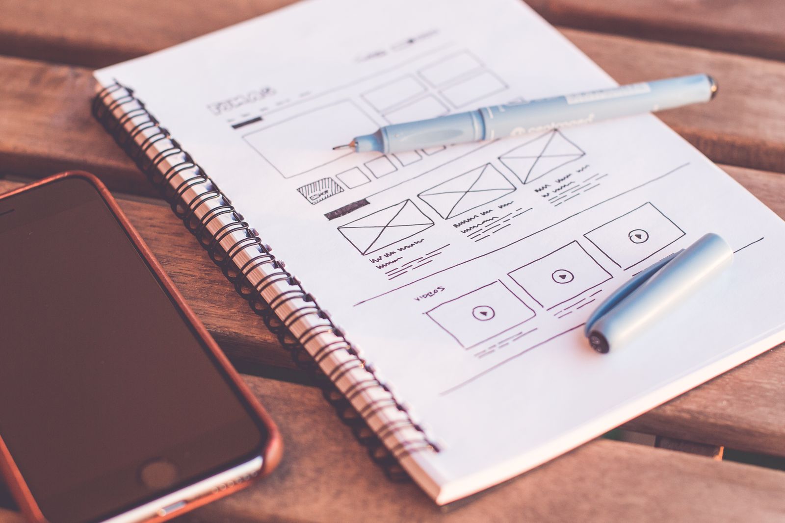 Ressources marketing et conseils pratiques Ressources marketing : carnet de notes et plan de travail sur un bureau